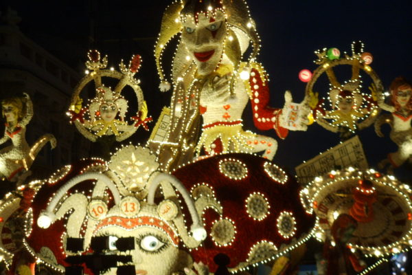 Carnevale_di_acireale_208,_carro_infioreto_vicnitore,_giù_la_maschera